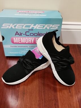 NEW IN BOX Sketchers Bow Slip-On Knit Sneaker - Black